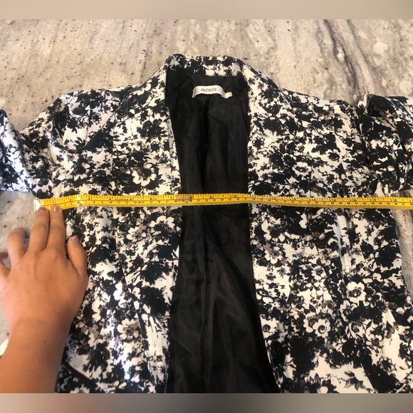 Black and White Floral Patterned Blazer - Picture 5 of 5